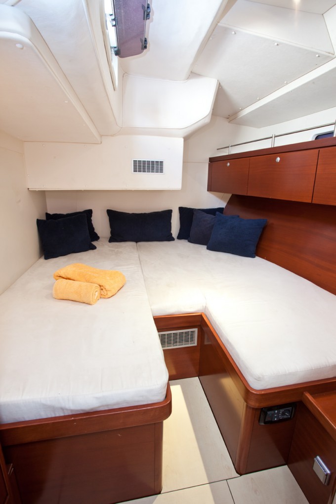 Sailing yacht MODUS VIVENDI -  Twin Cabin